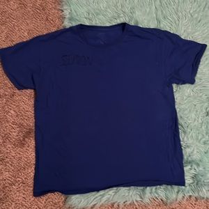 Brand is fruit of a loom. Size large in women’s. Dark royal blue.